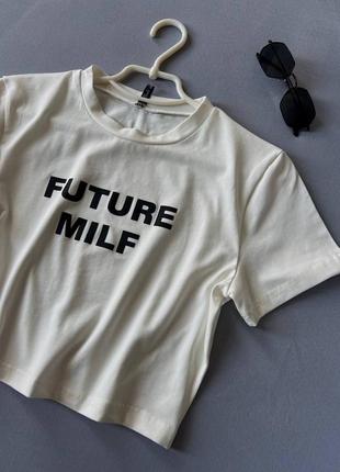Стильная укороченная молочная женская футболка с надписью future milf