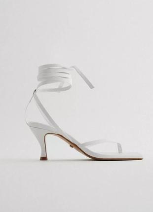 Zara кожаные босоножки на завязках белые