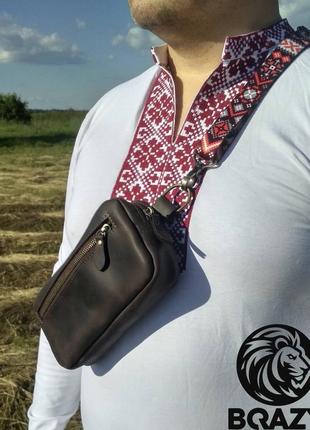 Мужская кожаная сумка-бананка на пояс или через плечо, цвет шоколад, ремень вышиванка