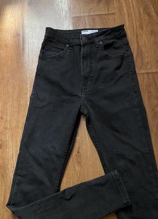 Джинсы скинни черные базовые по фигуре высокая посадка bershka 34