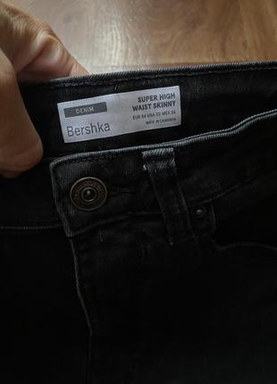Джинсы скинни черные базовые по фигуре высокая посадка bershka 34
