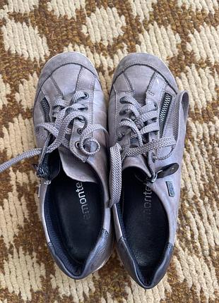 Кросівки жіночі