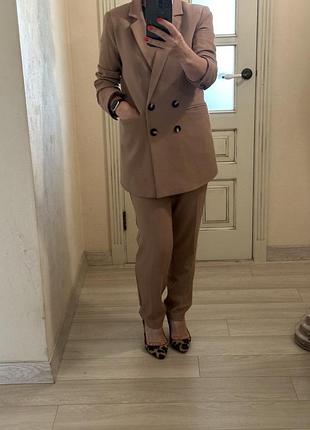Классический брючный коричневый костюм