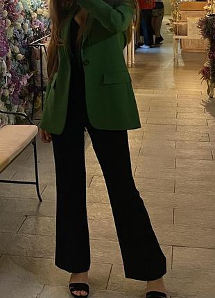 Чорний брючний комбінезон