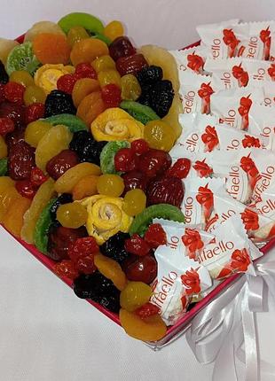 Подарок для нее. сердечко из сухофруктов и конфет