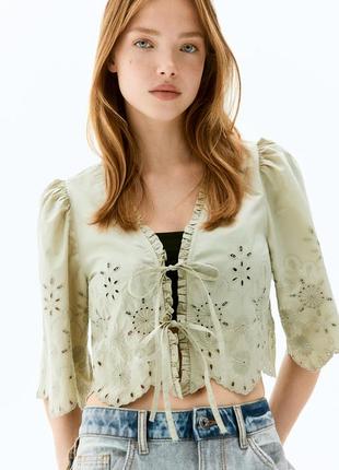 Укорочена блуза з бавовняного переплетення з бродер'є-англайзом