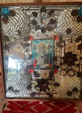 Старинные иконы в деревянном обрамлении. образы