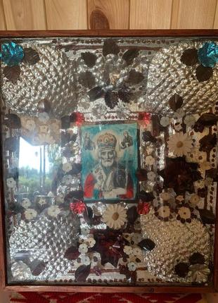 Старинные иконы в деревянном обрамлении. образы