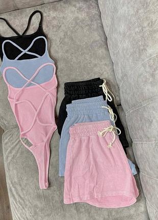 Костюм двійка в рубчик: боді на зав’язках + шорти вільного крою на високій посадці чорний сірий рожевий стильний трендовий