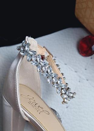 Badgley mischka оригінал пудрові сатинові весільні/вечірні босоніжки з камінням та стразами8 фото