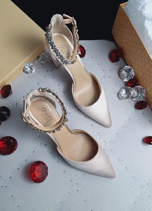 Badgley mischka оригінал пудрові сатинові весільні/вечірні босоніжки з камінням та стразами2 фото