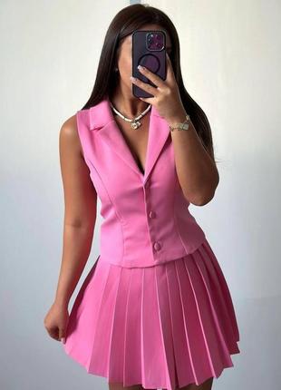 Костюм- ідеальне поєднання жилетки та спідниці.