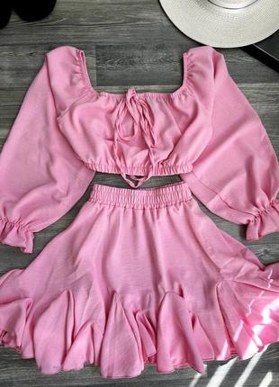 Костюм з трендовою спідничкою