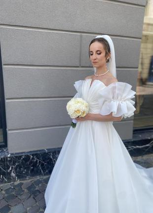 Дуже красива весільна сукня