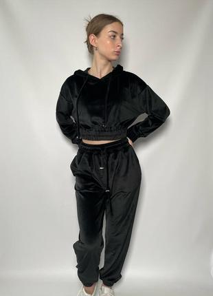 Велюровый спортивный костюм черный