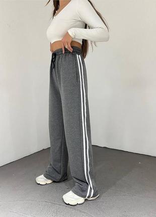 Спортивные штаны с лампасами