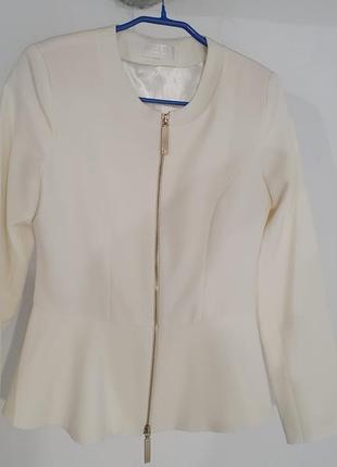 Піджак з баскою айворі розмір s-m