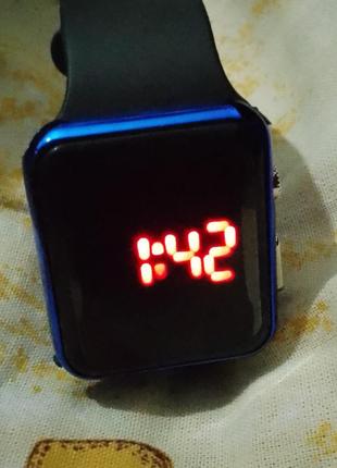 Нові електронні годинники колір синій