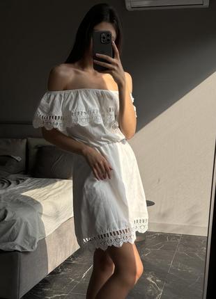 Платье белоснежное короткое на плече платье