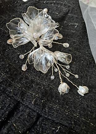 Объемная веточка у волос