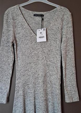 Трикотажна сукня bershka, колір сірий меланж