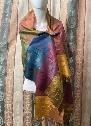 Яскравий шарф шаль