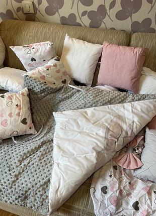 Набор постельного белья в детскую кровать : бортики из 12 подушек,одеяло, бантик на резинке, простынь