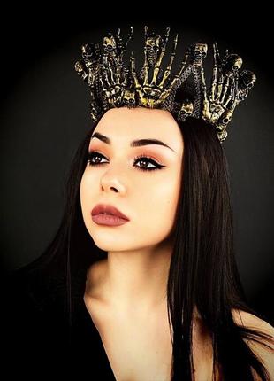 Корона с черепами и кистями рук королева бригитта