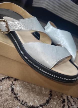 Кожаные серебряные босоножки