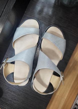 Кожаные серебряные босоножки