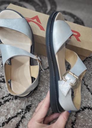 Кожаные серебряные босоножки