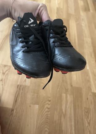 Футбольные кроссовки