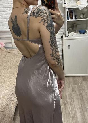 Шелковое атласное платье серебряный макси с открытой спиной