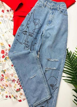 Голубые джинсы с черным принтом