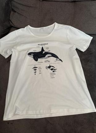 Футболка с графическим принтом дельфины и текст