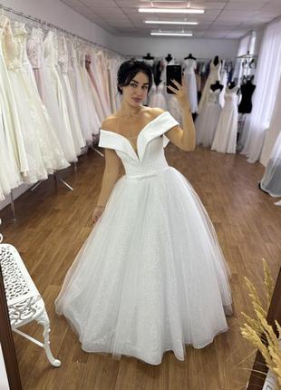 Широкий вибір весільних суконь. блискуча пишна весільна сукня