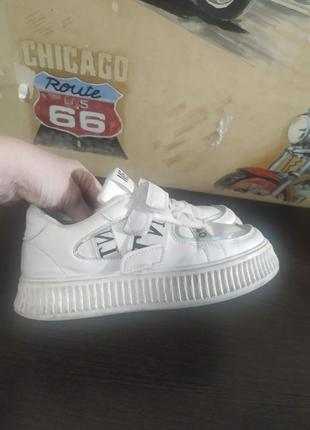 Стильные спортивные белые кроссовки для девочки, размер 34, потолка 21 см.