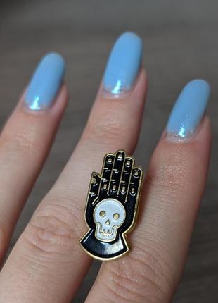 Металлический значок пин брошка ладоней с черепом