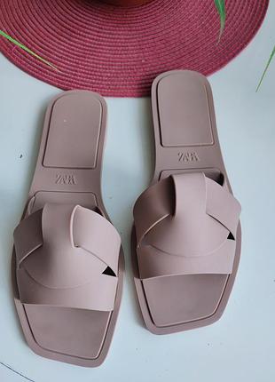 Плоские прорезиненные босоножки-слайдеры с перекрещивающимися носками zara, новая коллекция38р