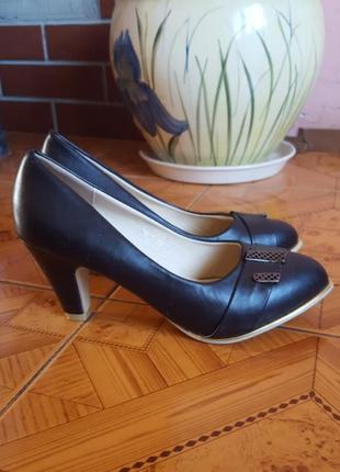 Чорні туфлі