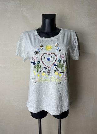 Футболка з яскравим принтом