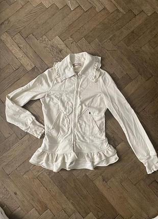 Белая волнистая кофточка