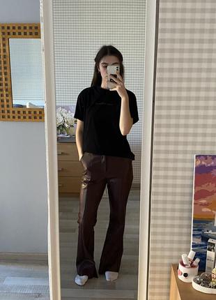 Брюки брюки из экокожи prettylittlething