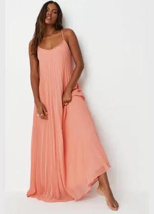 Актуальное длинное платье плиссе свободное в персиковом оттенке от missguided