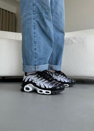 Женские кроссовки nike air max tn plus white black найк черного с белым цветами