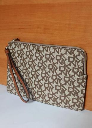 Маленькая сумка-клатч из коллекции dkny