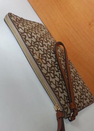 Маленькая сумка-клатч из коллекции dkny