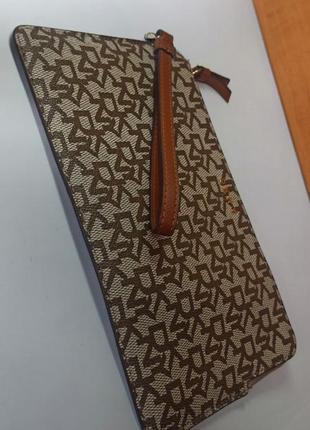 Маленькая сумка-клатч из коллекции dkny