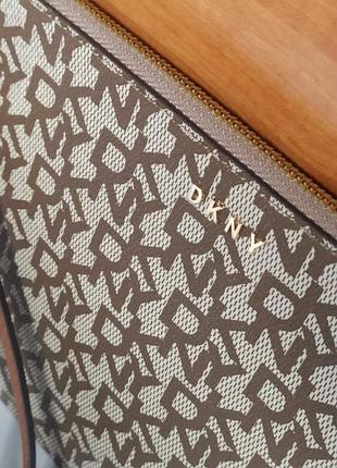 Маленькая сумка-клатч из коллекции dkny