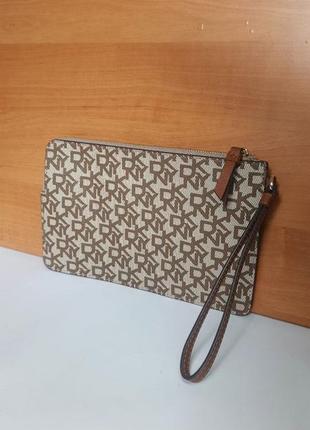 Маленькая сумка-клатч из коллекции dkny